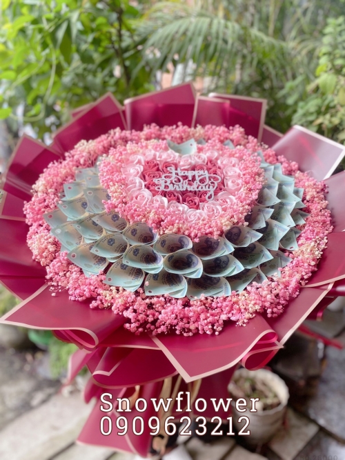 bó bông hoa tiền  500k trái tim màu hồng